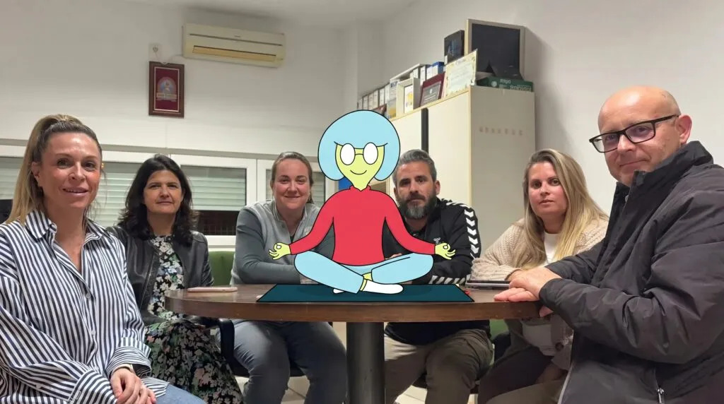 Reunión de propietarios y administradores de fincas con la mascota de Supervecina meditando sobre la mesa