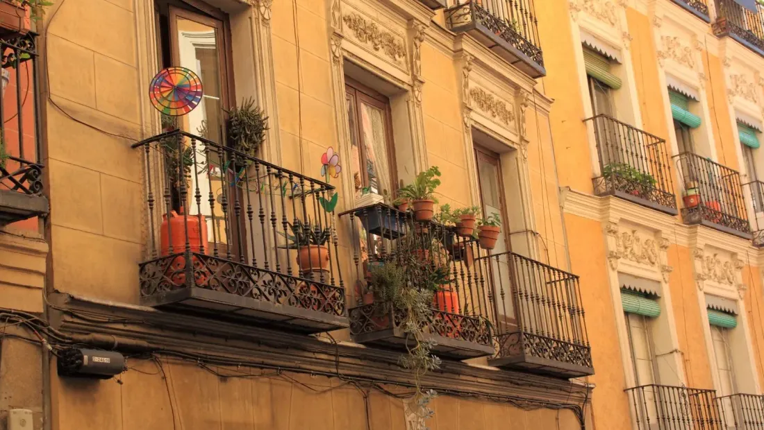 Balcones tradicionales de edificio residencial en el centro de Madrid, ejemplo de las comunidades de propietarios afectadas por la regulación de viviendas de uso turístico