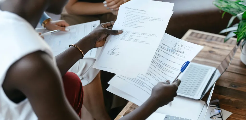 Analizamos la posibilidad de incluir una cláusula en el contrato de arrendamiento que permita al inquilino ejercer automáticamente el derecho de voto en las juntas de propietarios.