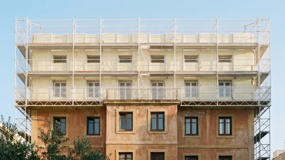Edificio de una comunidad de propietarios en rehabilitación energética financiada con las ayudas del Plan Estatal de Vivienda 2026-2030