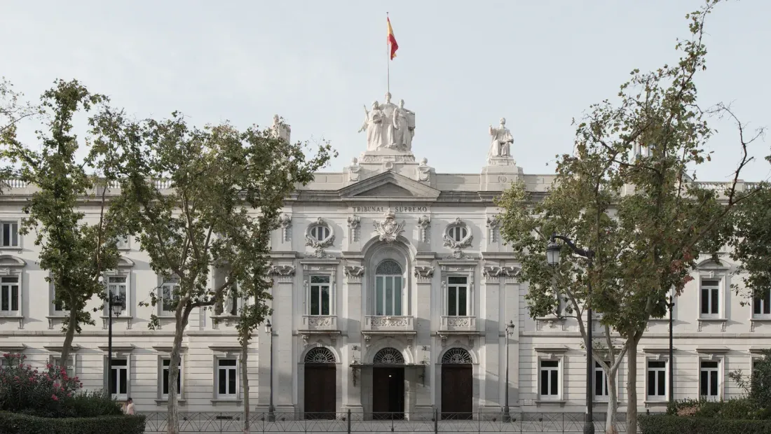 Fachada del Tribunal Supremo de España en Madrid, sede de la doctrina sobre prescripción de cuotas en comunidades de propietarios
